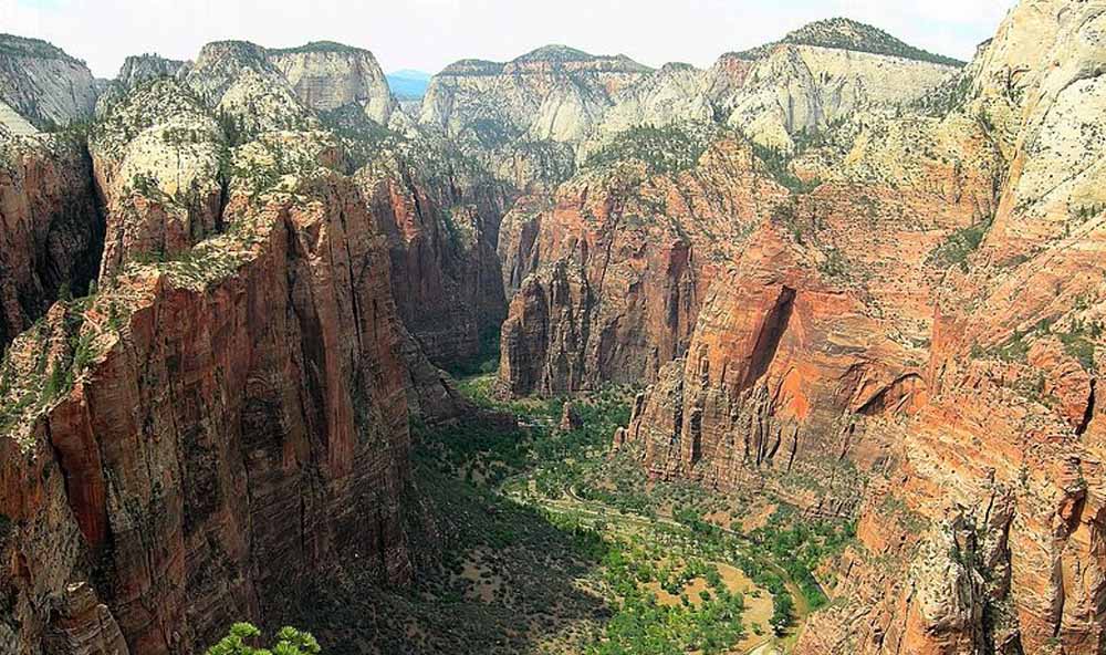Macera Turizmi Adrenalin Dolu Yolculuklar Kanyon geçişi Doğanın içinde macera yaşayın